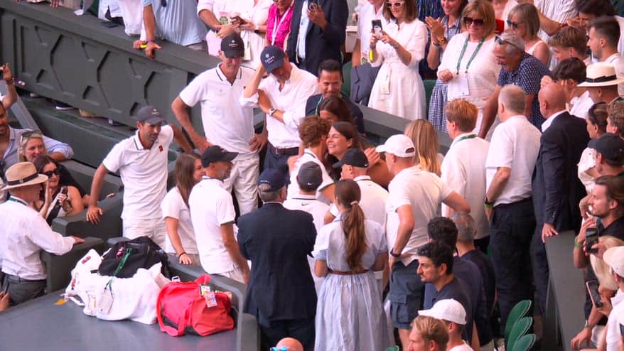 Sinner, l'abbraccio ai familiari post vittoria di Wimbledon