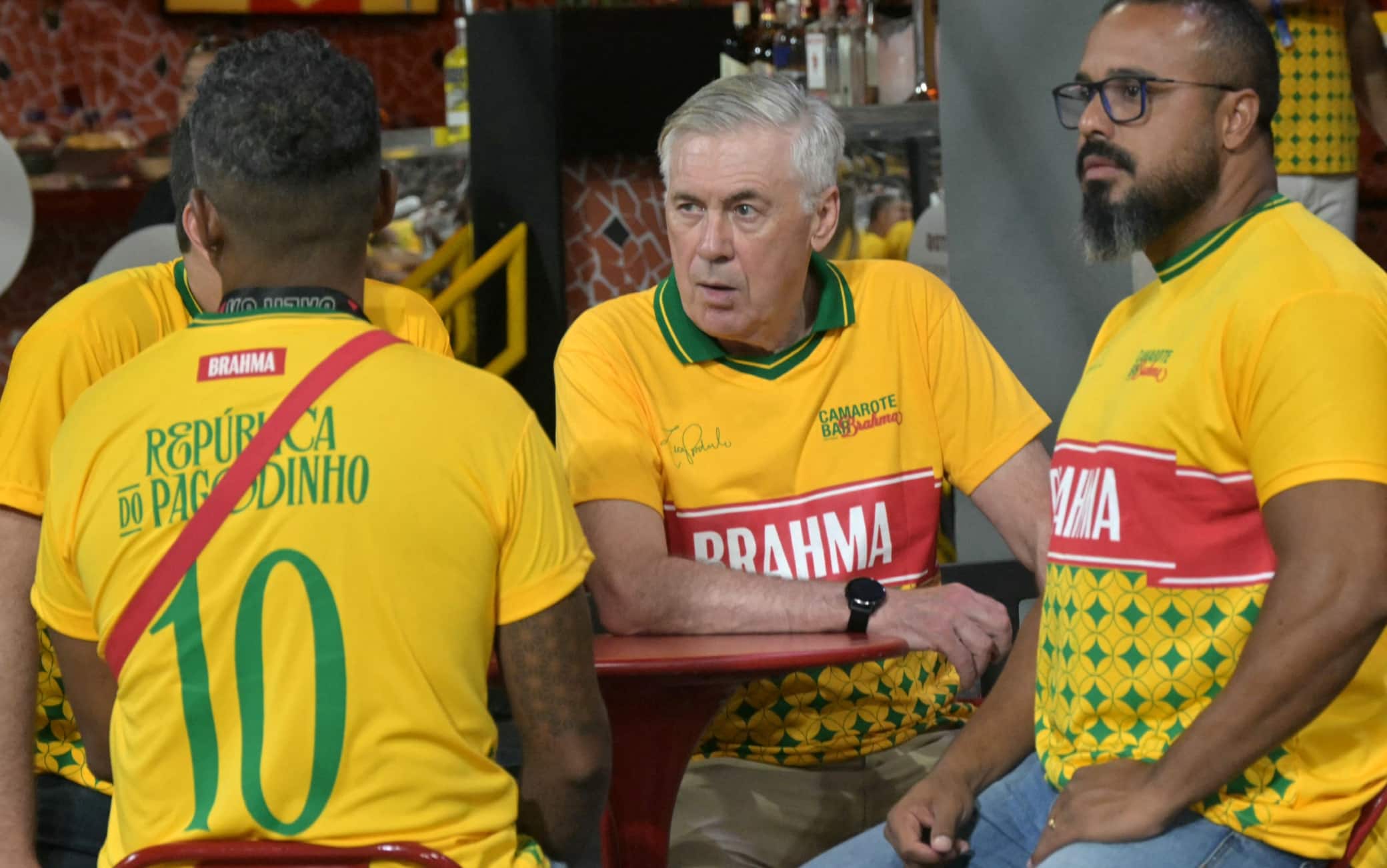 Ancelotti è al Carnevale: "Convoca Neymar!", la risposta di Carlo al cantante