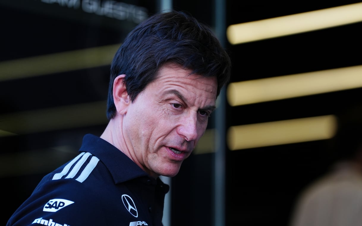https://sport.sky.it/assets/images/cdc1ef4bda3355dd907d1e4c6562c4a61e9f7358/skysport/it/motori/formula-1/video/2026/06/13/toto-wolff-mercedes-f1-gp-barcellona-intervista-video-1105059/ipa_toto_wolff_f1_barcellona.jpg?im=Resize,width=1218