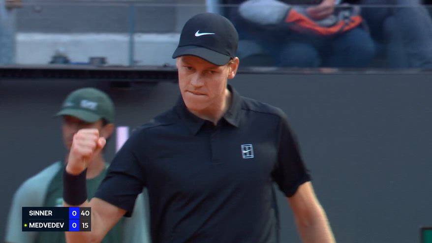 Sinner, che partenza: break con Medvedev nel 1° game