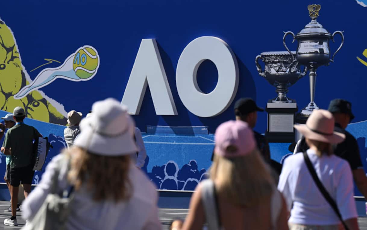 https://sport.sky.it/assets/images/cea037dd97d9b9d0ff5ab25038427715f6561207/skysport/it/tennis/video/2026/01/18/australian-open-tifosi-melbourne-park-video-1067039/australian_open_logo_tifosi_ansa.jpg?im=Resize,width=1218