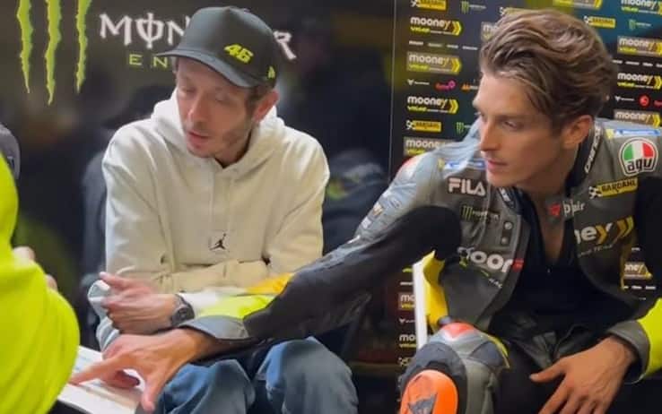 Valentino Rossi e Luca Marini nel box del Team Money VR46