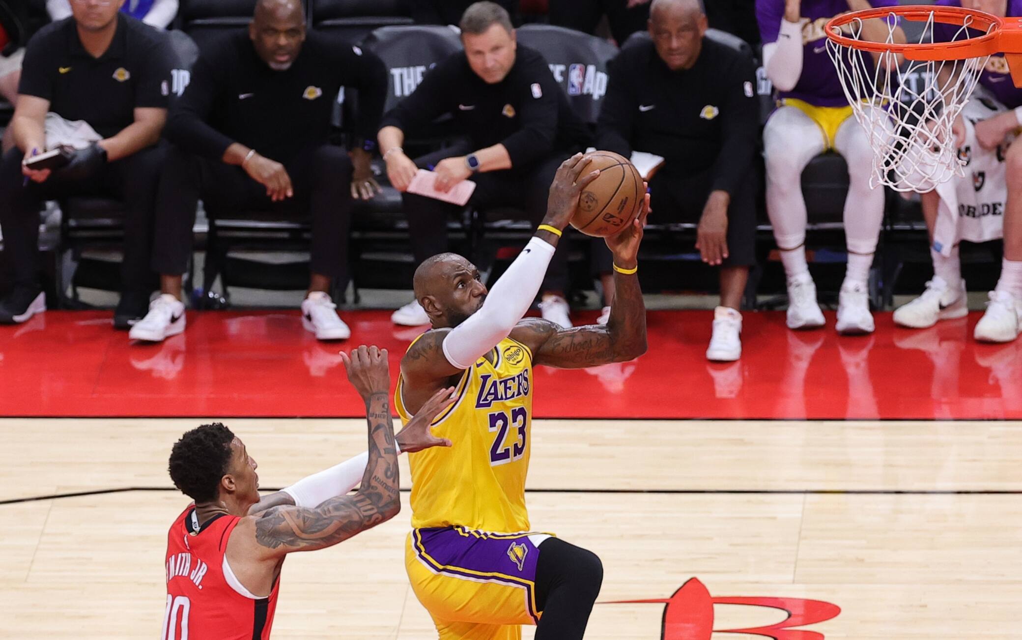 NBA, LeBron schiaccia e guarda male Smith Jr.: l'ala dei Rockets accusata di 'lesa maestà'