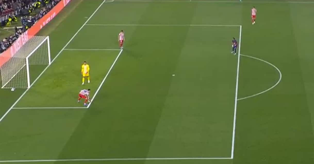 Musso e Pubill durante il contatto da rigore