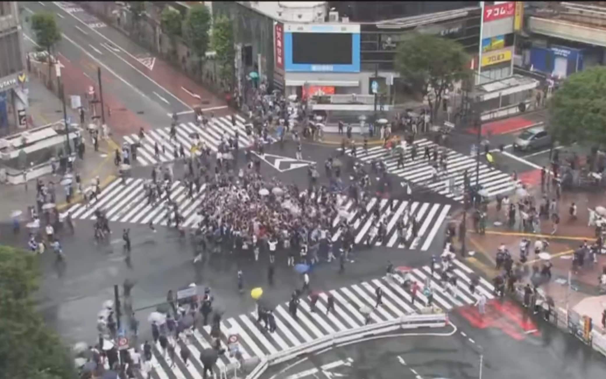 Giappone, l'esultanza all'incrocio di Shibuya dopo il gol contro l'Olanda. VIDEO