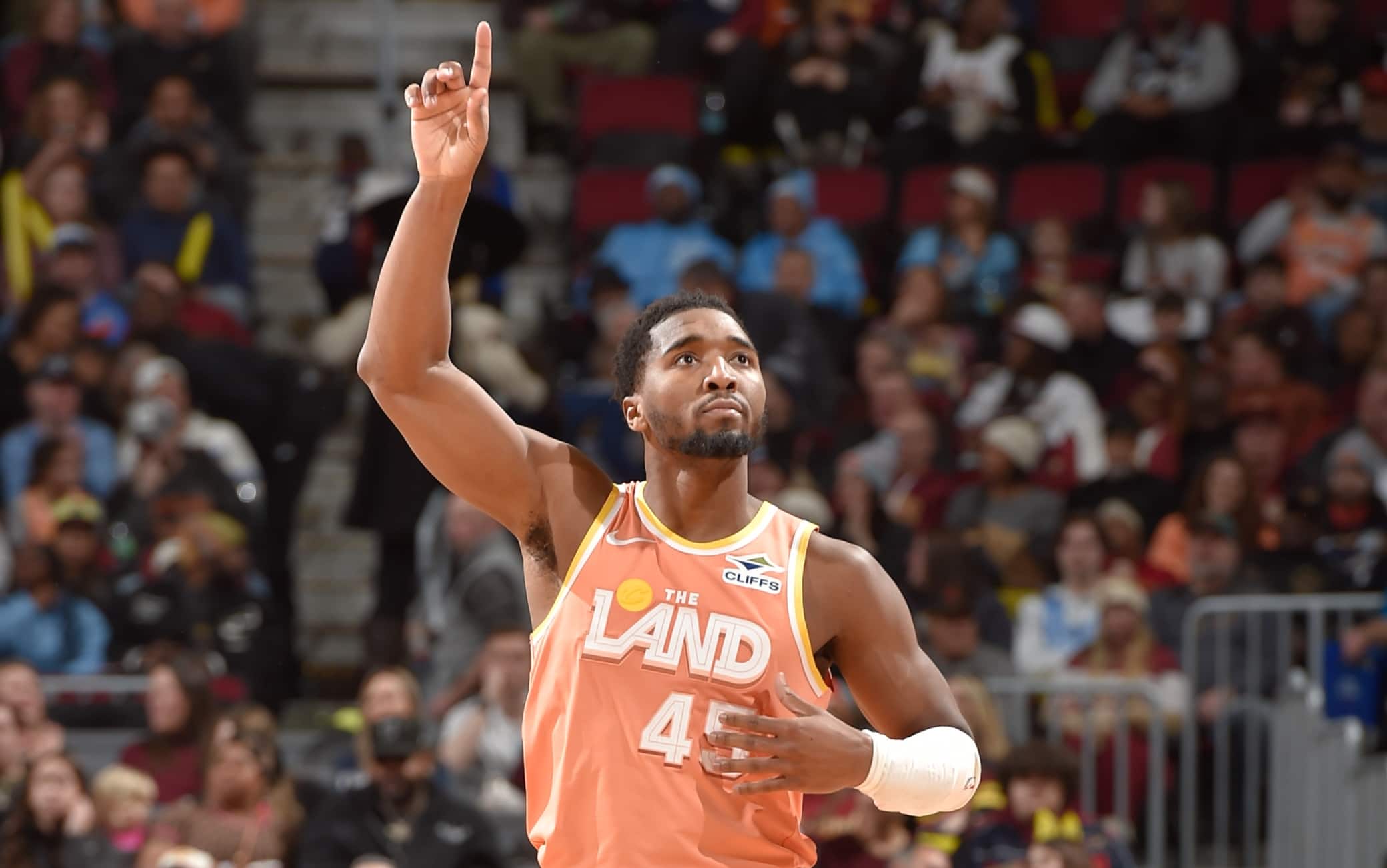 NBA, mostruoso Donovan Mitchell: 45 punti, eguagliato un record di LeBron James. VIDEO