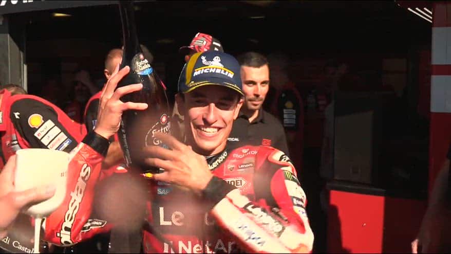 Marc Marquez fa festa con la Ducati nei box di Misano
