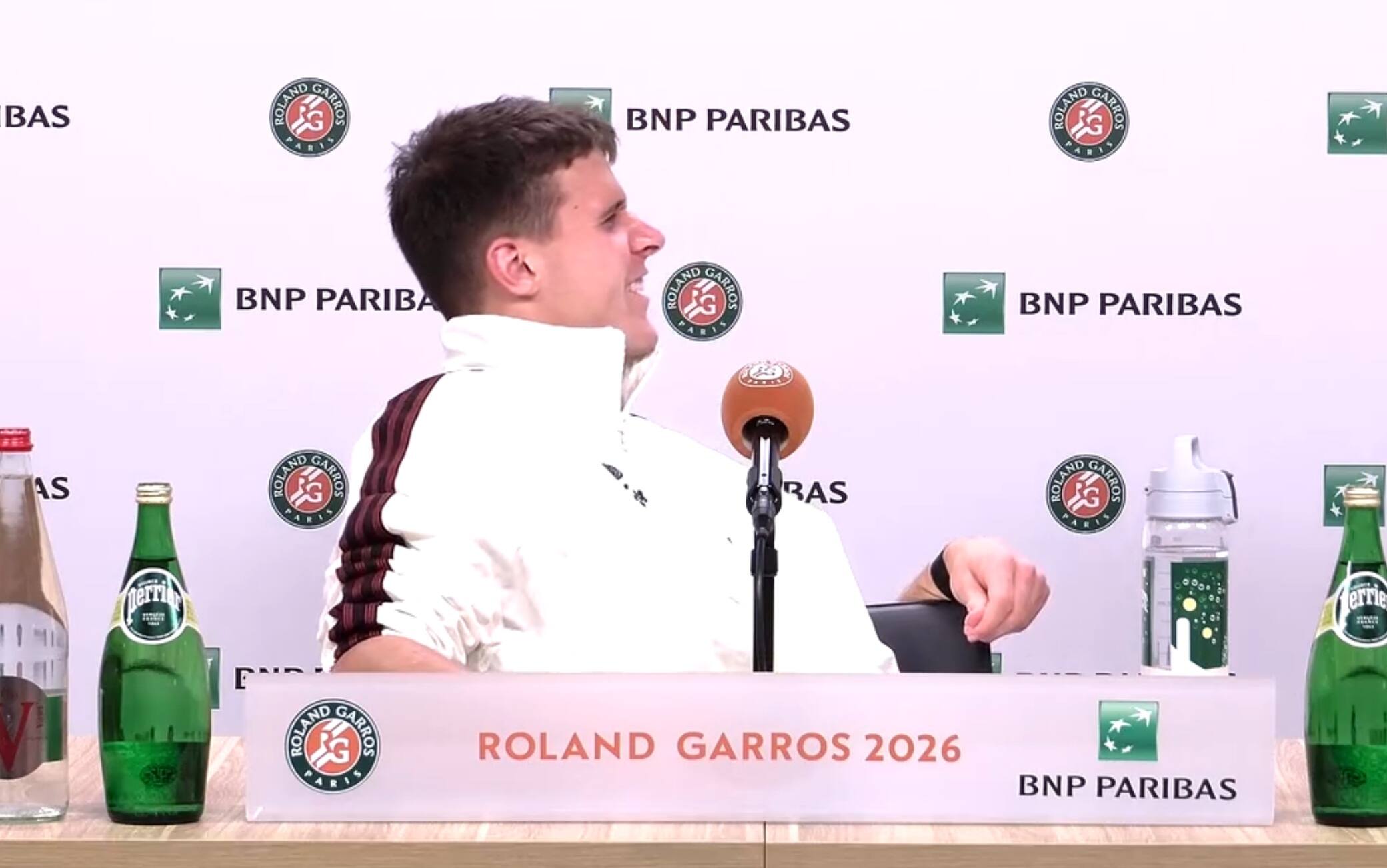Mensik, che succede? Crampi durante la conferenza al Roland Garros