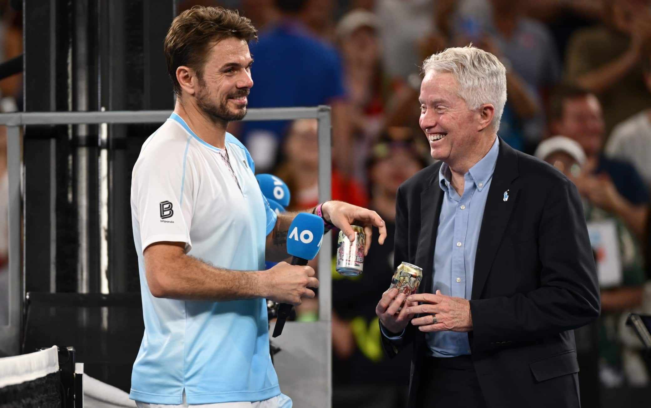 Wawrinka show all'ultima agli Australian Open: brinda con una birra in campo. VIDEO