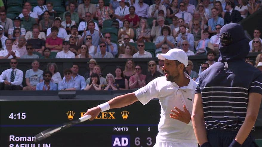 Djokovic scaraventa la palla contro i teloni a Wimbledon