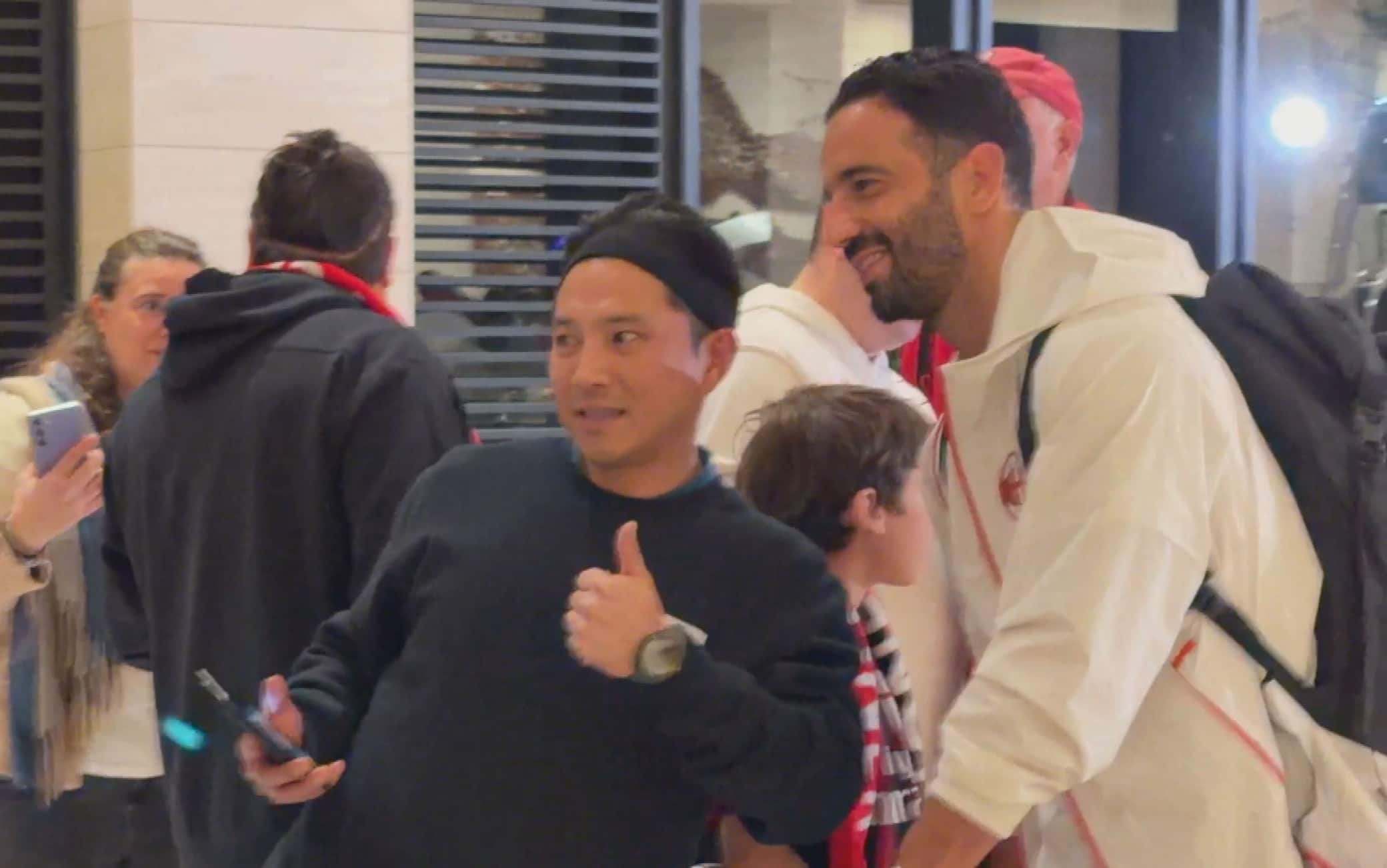 Milan, l'accoglienza dei  tifosi all'arrivo nell'albergo di Perth. Video