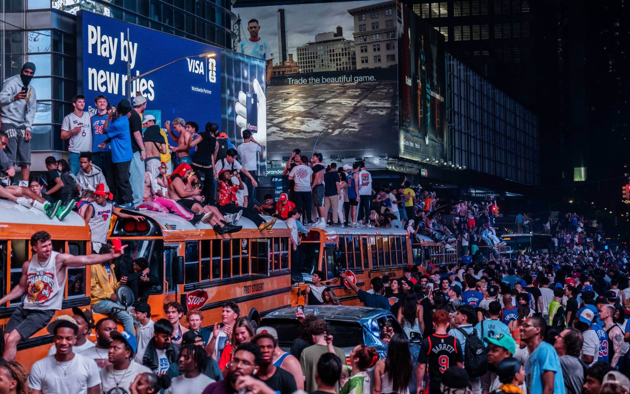 NBA, i Knicks vincono il titolo dopo 53 anni e New York impazzisce: i festeggiamenti LIVE