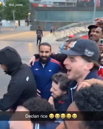Festa Arsenal: i cori di Rice e compagni coi tifosi all'alba