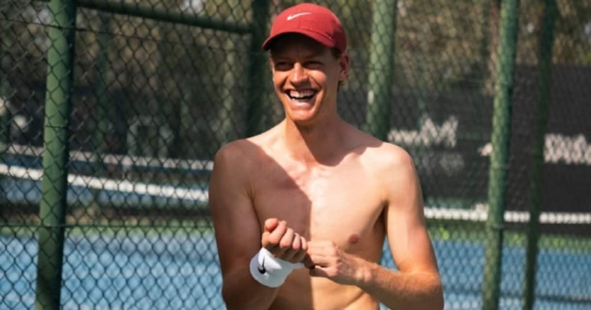 https://sport.sky.it/assets/images/d3cf3a729d605b975ce9a7ffc6345dfaaf851427/skysport/it/tennis/2025/12/22/jannik-sinner-allenamento-dubai-foto-auguri-natale/sinner_og.jpg?im=Resize,width=1218