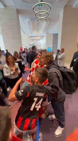 Milan, Modric arrivato in Australia: l'abbraccio dei tifosi