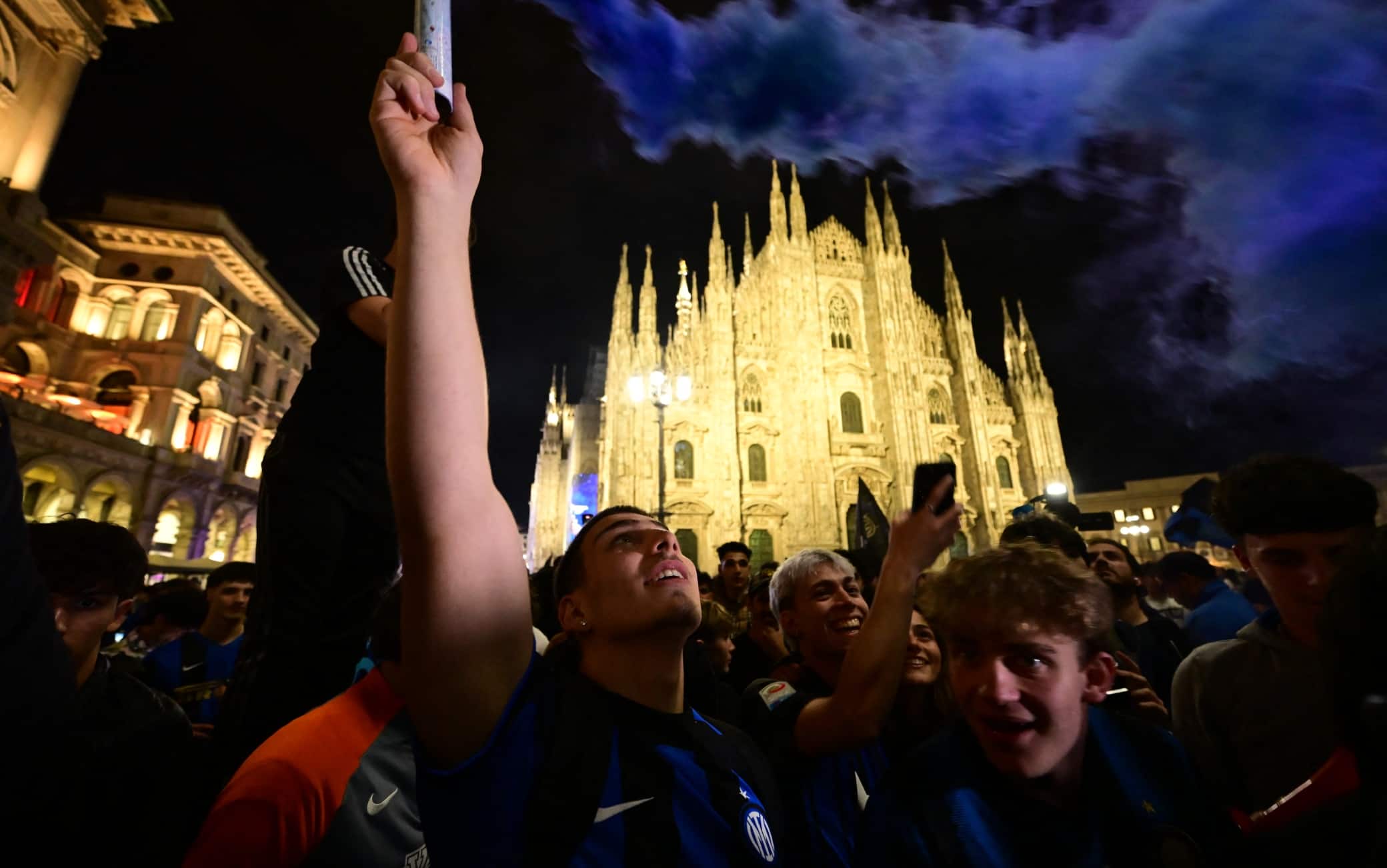 Festa scudetto Inter, le foto più belle: da San Siro al delirio dei tifosi a Milano