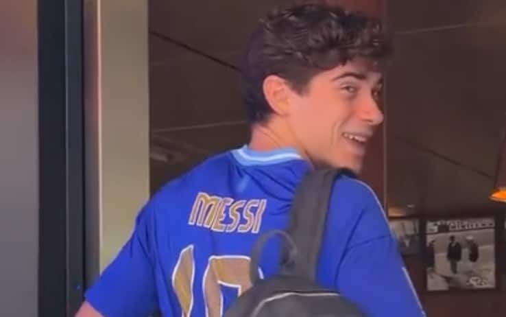 Argentina in finale, Colapinto (Alpine) con la maglia di Messi al circuito di Spa. VIDEO