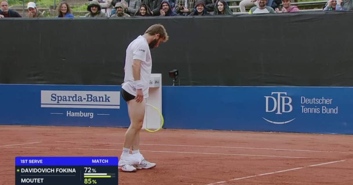 https://sport.sky.it/assets/images/d56d5967e7892e65d778df9c93a0ff7e5163880e/skysport/it/tennis/video/2026/05/18/video-moutet-mutande-tennis-amburgo-1099052/og_screen_moutet_mutande.jpg?im=Resize,width=1218