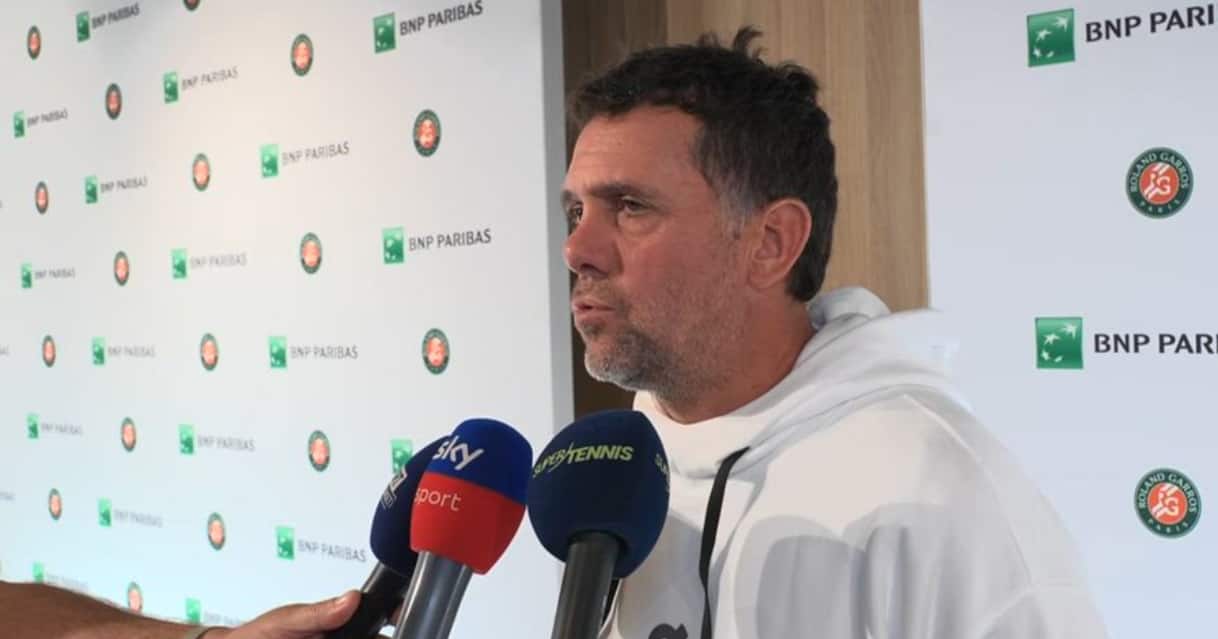 https://sport.sky.it/assets/images/d643f7ad27c9319fc438e820983afd1d9ec68882/skysport/it/tennis/video/2026/06/02/cobolli-papa-roland-garros-intervista-video-1102525/og_screen_stefano_cobolli_ok.jpg?im=Resize,width=1218