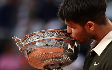 Alcaraz con la coppa dell'ultimo Roland Garros