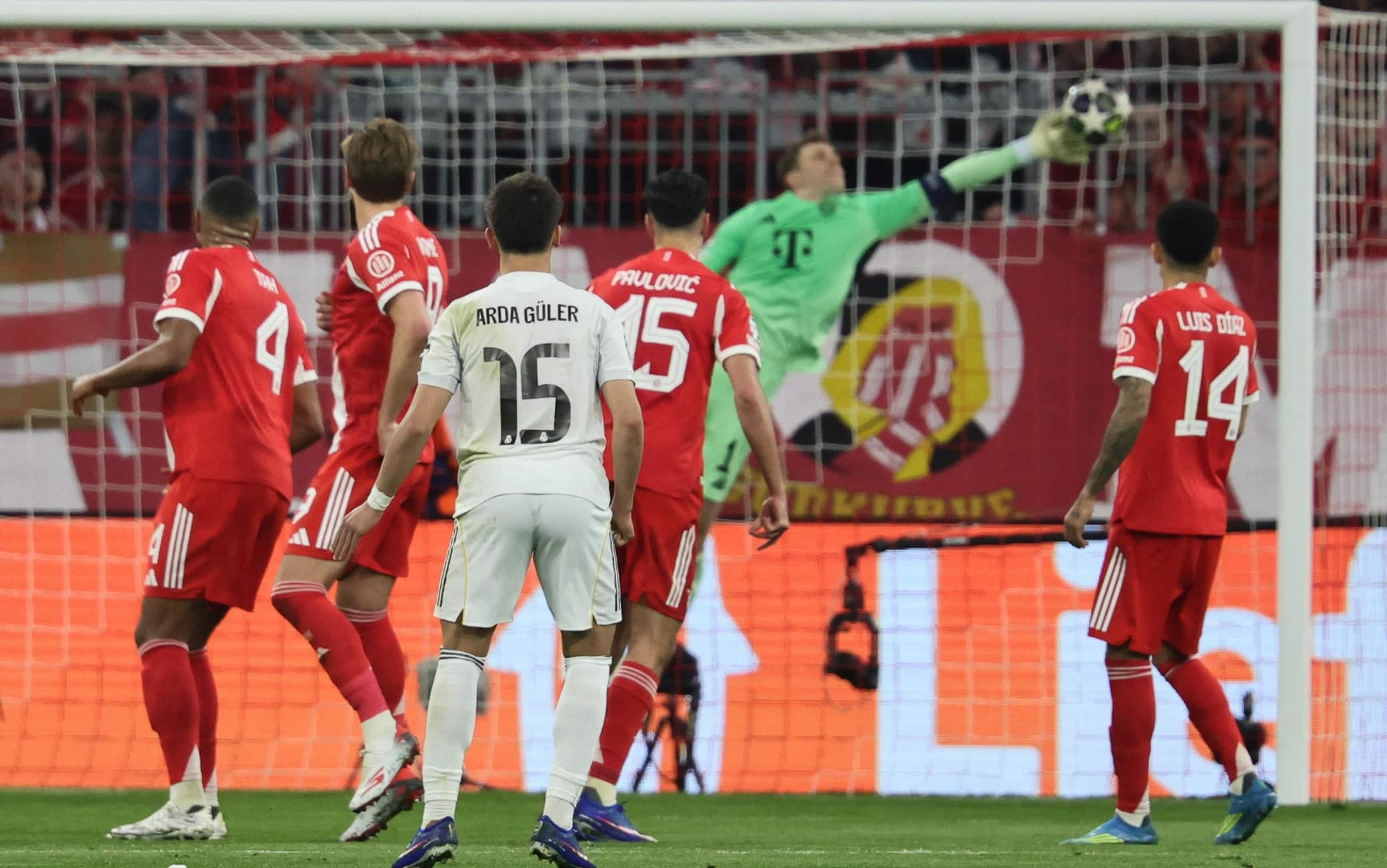 Bayern Monaco-Real Madrid, Guler fa gol su punizione: prodezza o errore di Neuer?