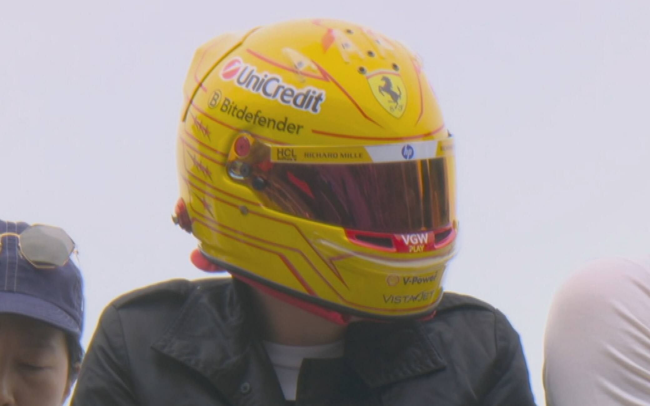 Pazzo di Lewis: il fan di Hamilton che segue il GP con il suo casco. VIDEO