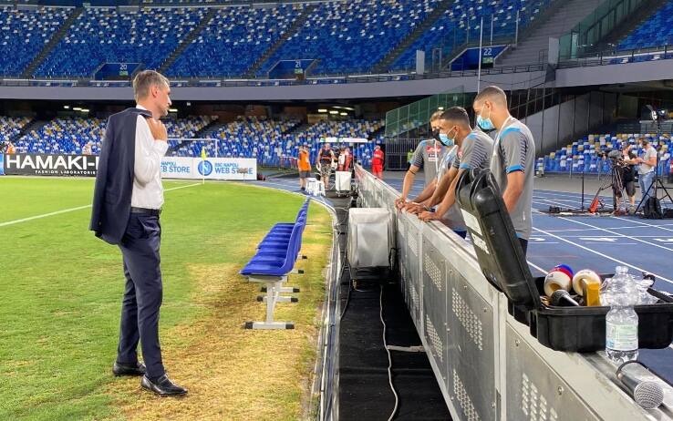 Maldini parla a bordo campo con i ragazzi della Primavera del Napoli