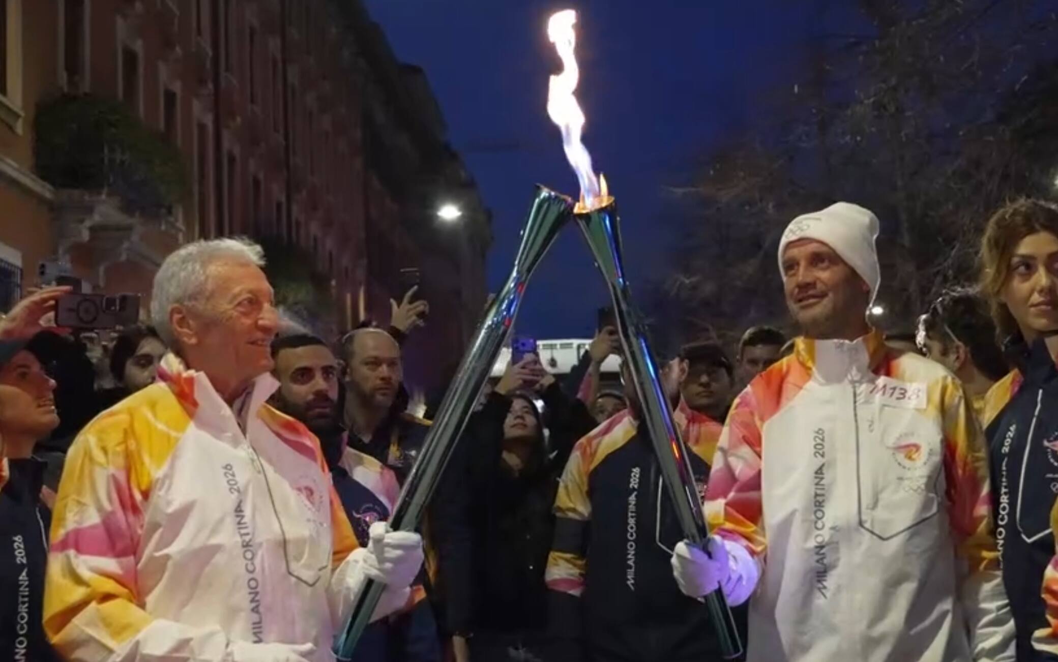 Milano-Cortina, l'allenatore dell'Inter Chivu tedoforo a Sant'Ambrogio. Il VIDEO