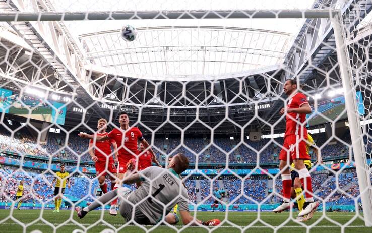   Svezia-Polonia, traversa di Lewandowski