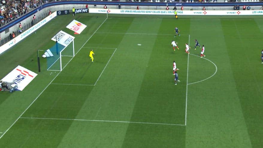 Koleosho, che gol: botta sotto la traversa contro il Monaco