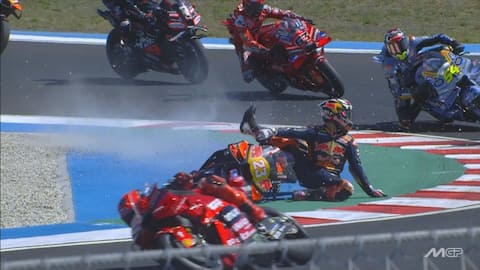 MotoGP, Bastianini schivato dalle moto dopo la caduta di oggi. VIDEO ...