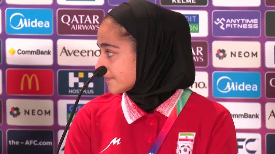 Guerra in Iran, la calciatrice trattiene le lacrime. VIDEO