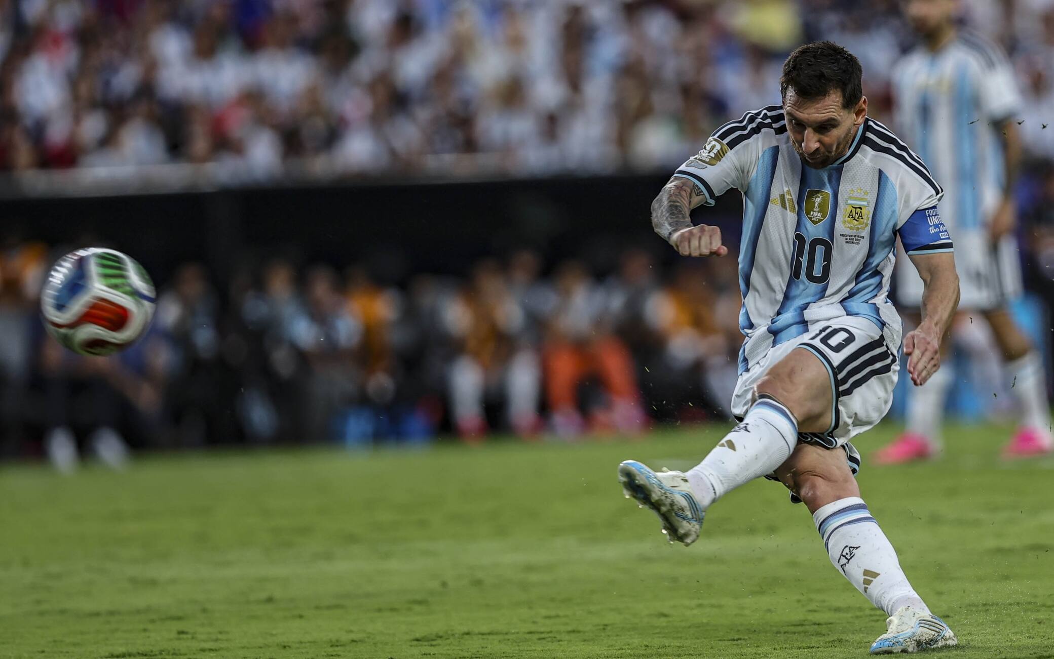 Messi, incredibile tripletta in Argentina-Algeria ai Mondiali: uno dei gol a 109 km/h!
