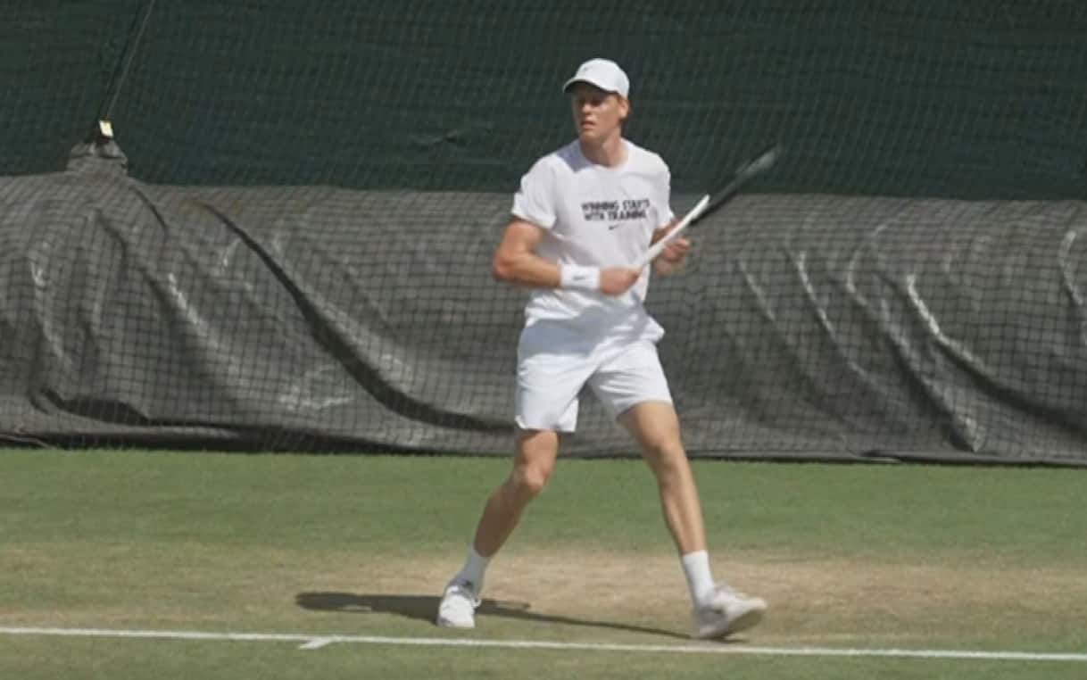 https://sport.sky.it/assets/images/d962826519d3869d122d9fbad2922b4e83a09f62/skysport/it/tennis/video/2026/07/01/sinner-warm-up-oggi-wimbledon-1108825/sinner_allenamento_screen.jpg?im=Resize,width=1218