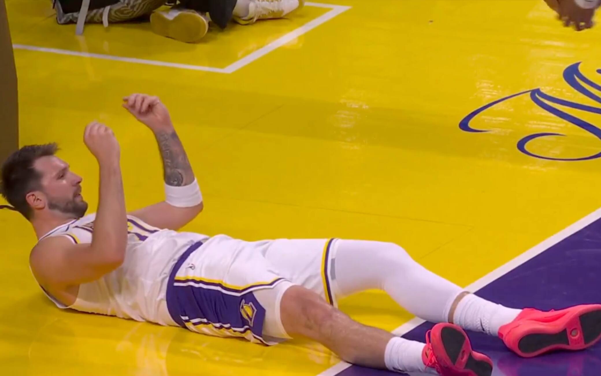 NBA, Luka esagera: protesta per il fischio mancato e fa il segno dei soldi agli arbitri