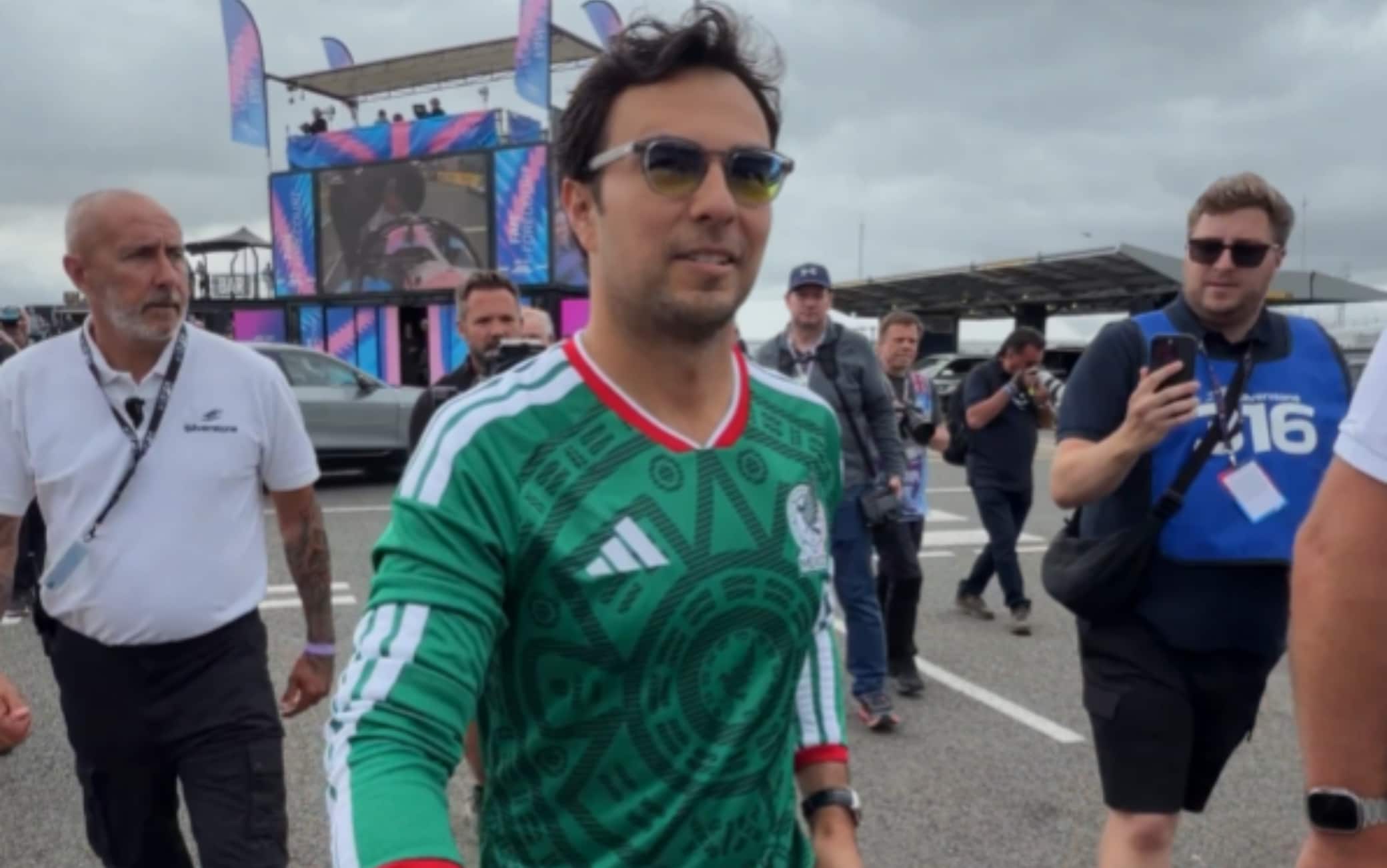 Perez in clima Mondiale: maglia Messico a Silverstone prima di Messico-Inghilterra