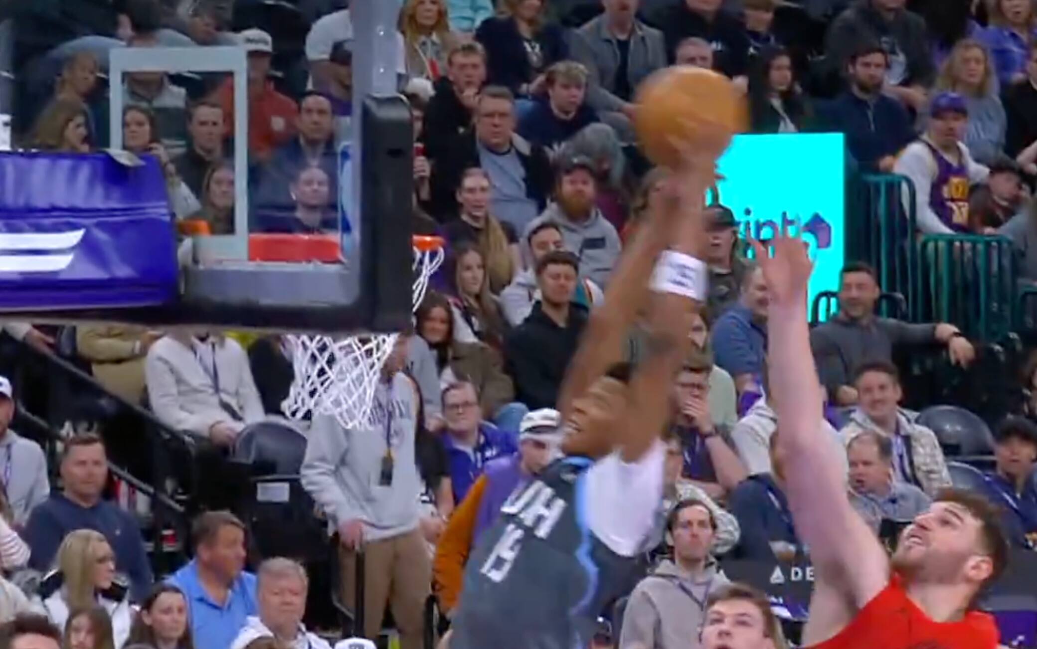 NBA, Ace Bailey è già in clima All-Star: auto-assist al tabellone e schiacciata