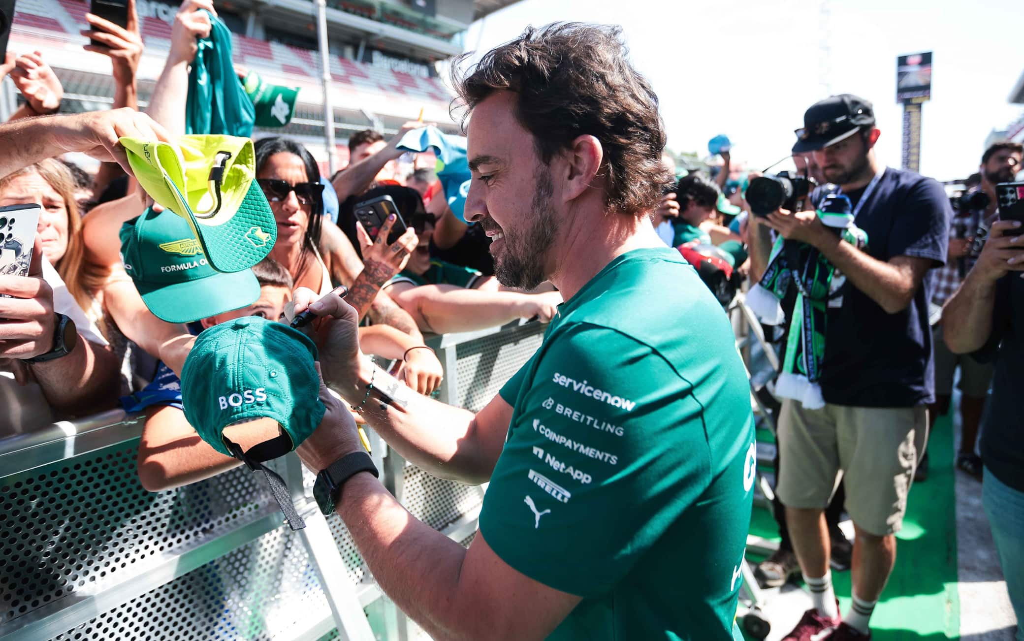 "Alonso resta in F1": il coro dei tifosi al GP di Barcellona. VIDEO