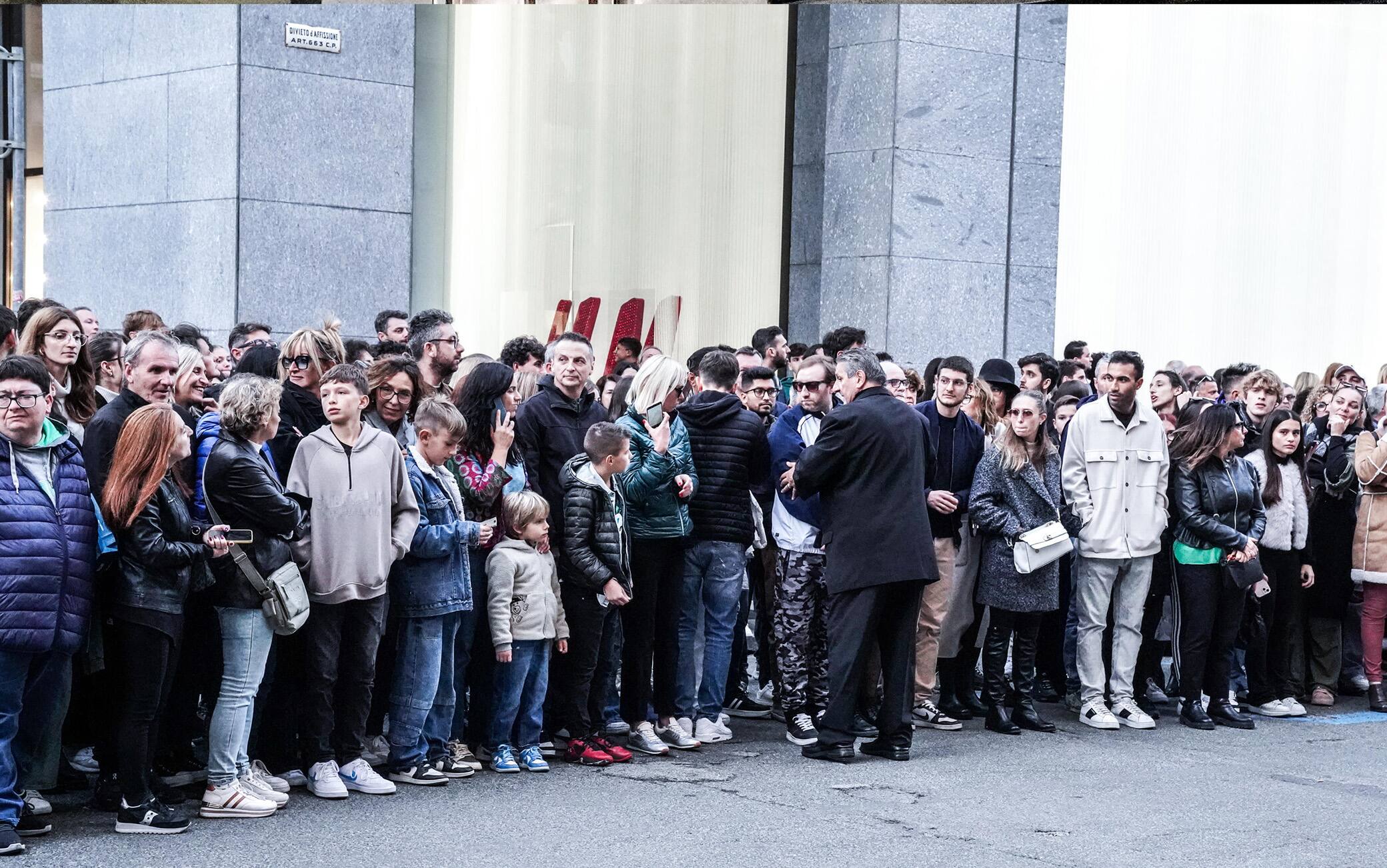 L'attesa dei tifosi per diverse ore (Ansa)