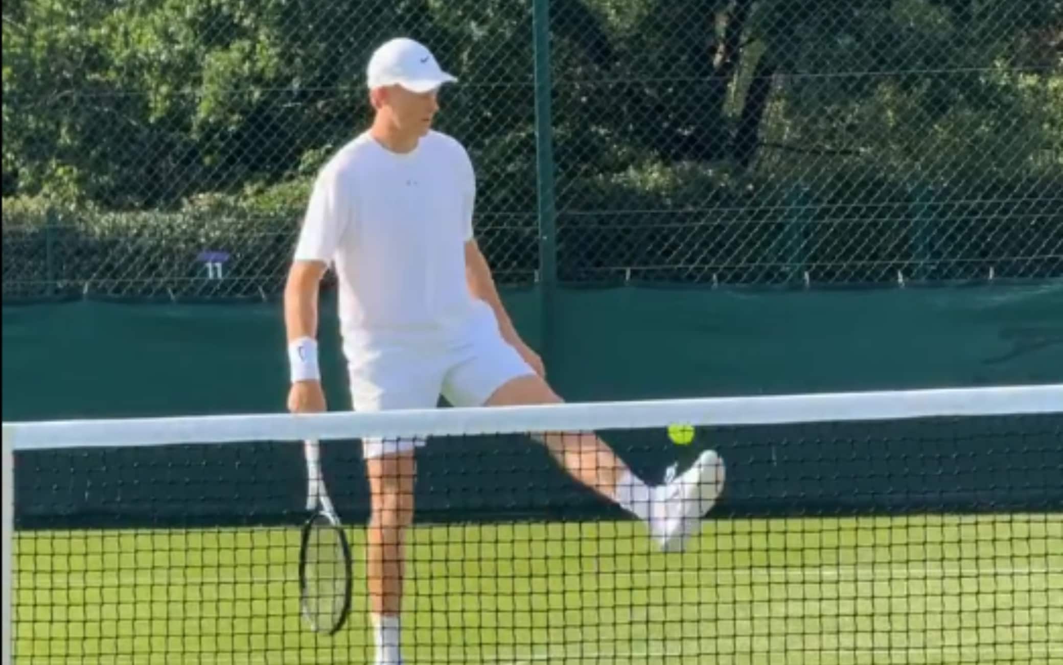 Sinner è a Wimbledon, il primo allenamento all'All England Club è uno show. VIDEO