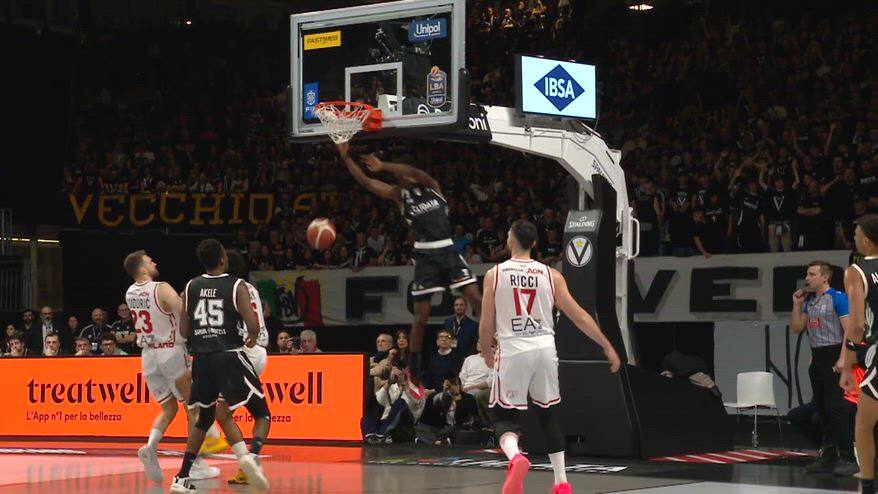 Basket, Alston alza e Niang schiaccia: spettacolo Virtus