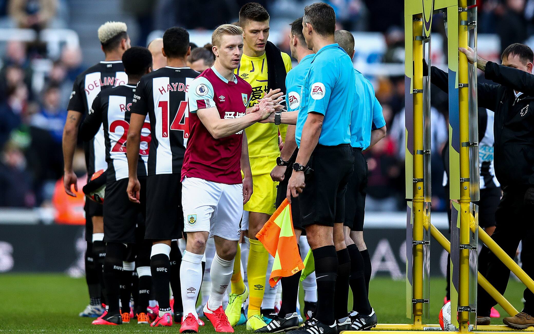 Stop alle strette di mano in campo in Premier League