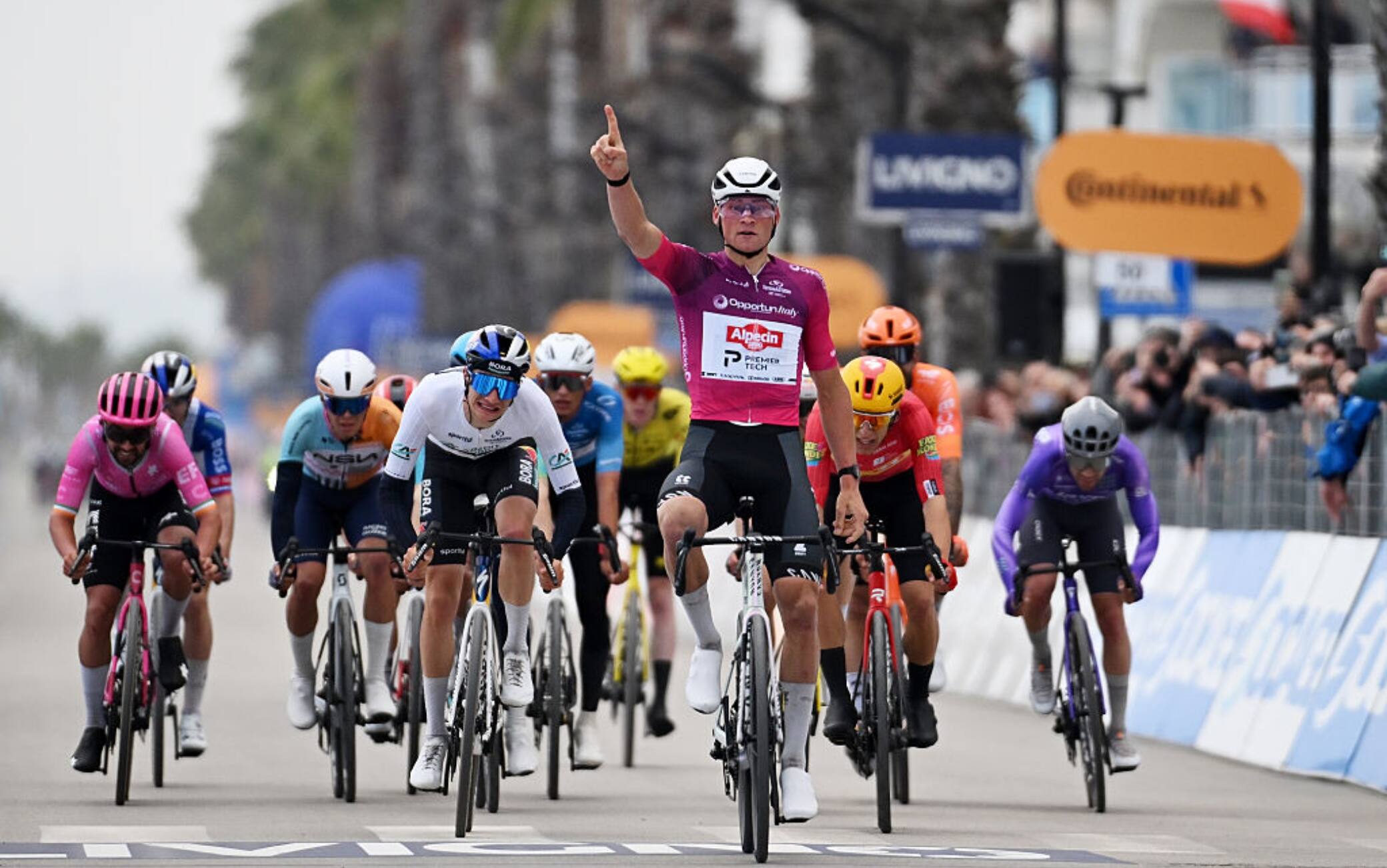 Tirreno-Adriatico, Van der Poel vince in volata la 4^ tappa. Pellizzari nuovo leader 