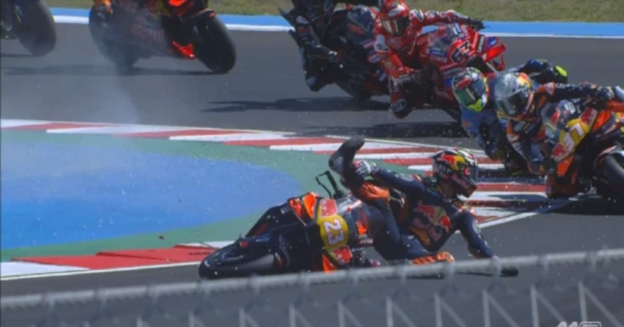 MotoGP, Bastianini schivato dalle moto dopo la caduta di oggi. VIDEO ...