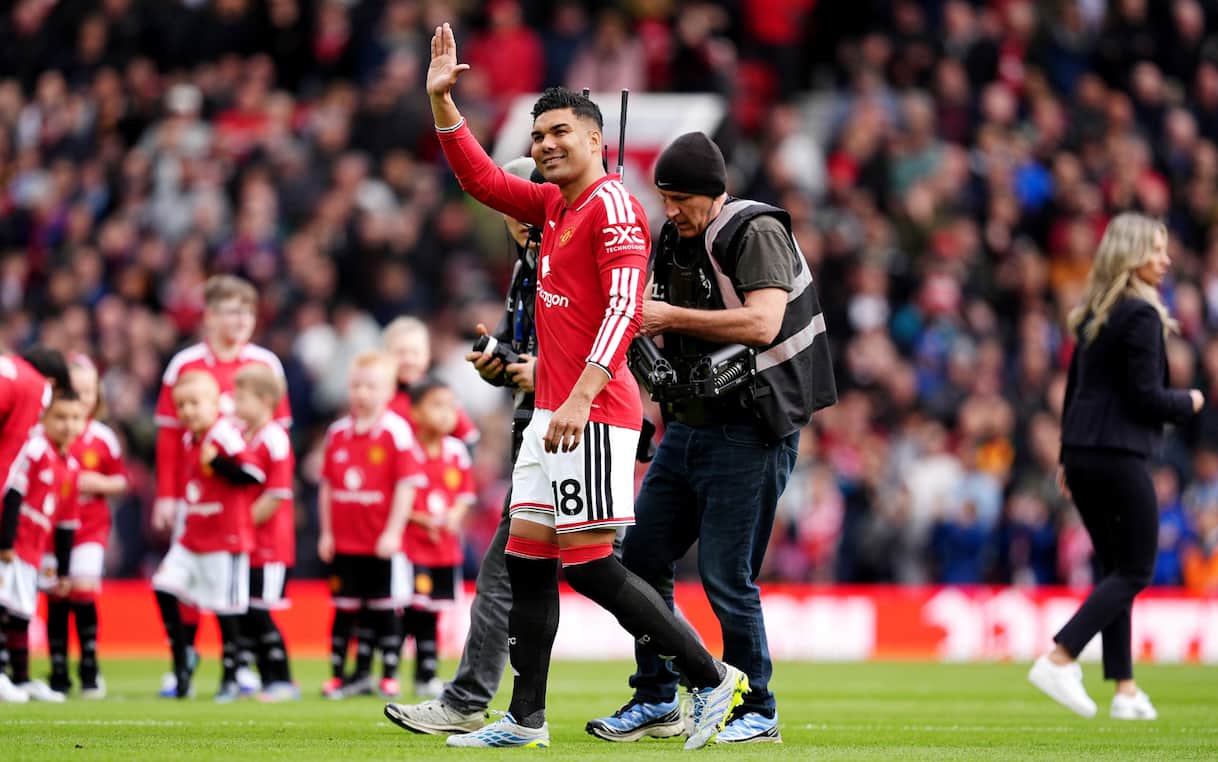 https://sport.sky.it/assets/images/dbd8e7eaab17a3fda1e0a2f1e6c01f2e4f76dab0/skysport/it/calcio/premier-league/video/2026/05/17/casemiro-manchester-united-ultima-old-trafford-tributo-1098663/ipa_casemiro_united_tributo.jpg?im=Resize,width=1218