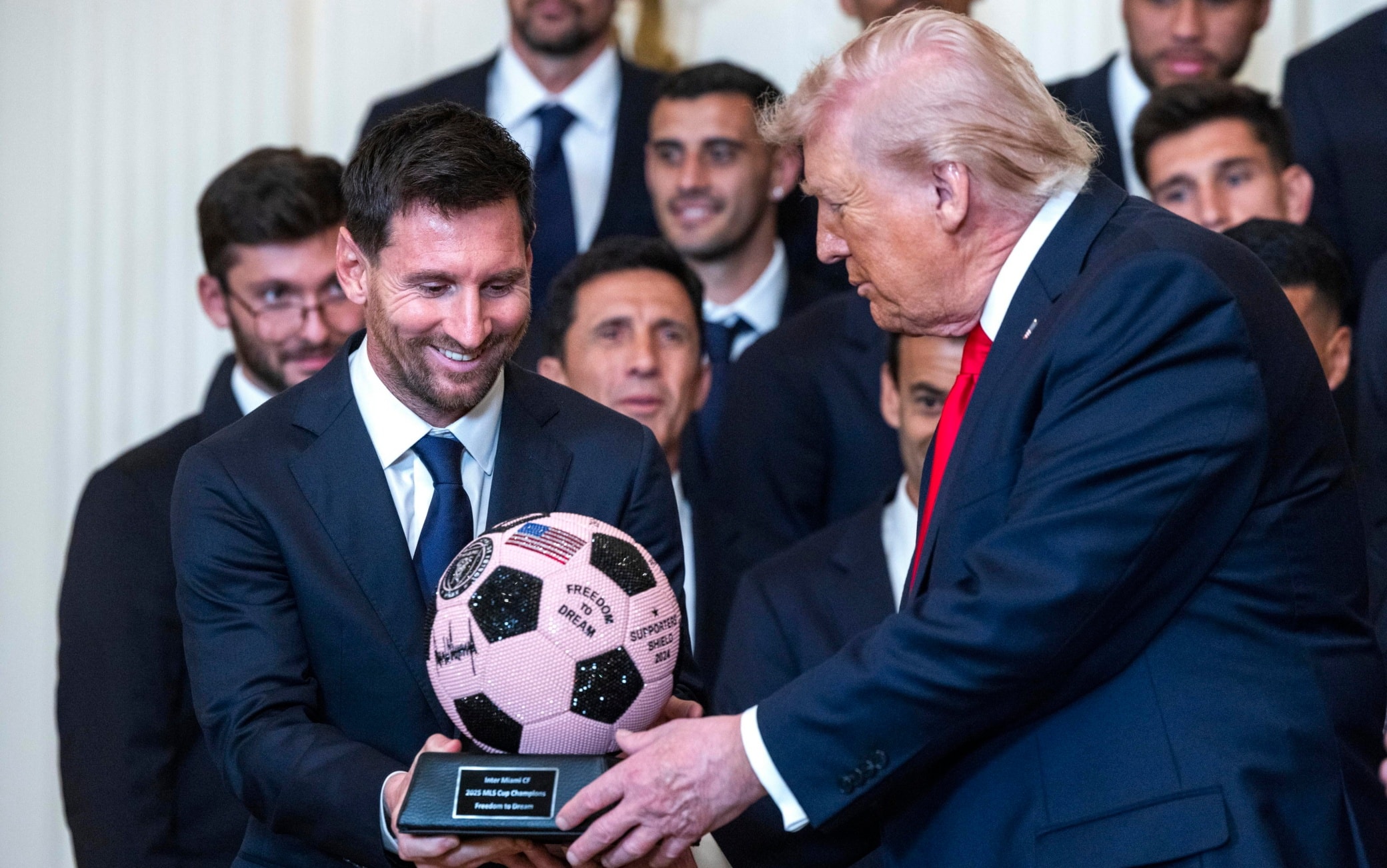 Donald Trump riceve Leo Messi e l'Inter Miami alla Casa Bianca. Le FOTO