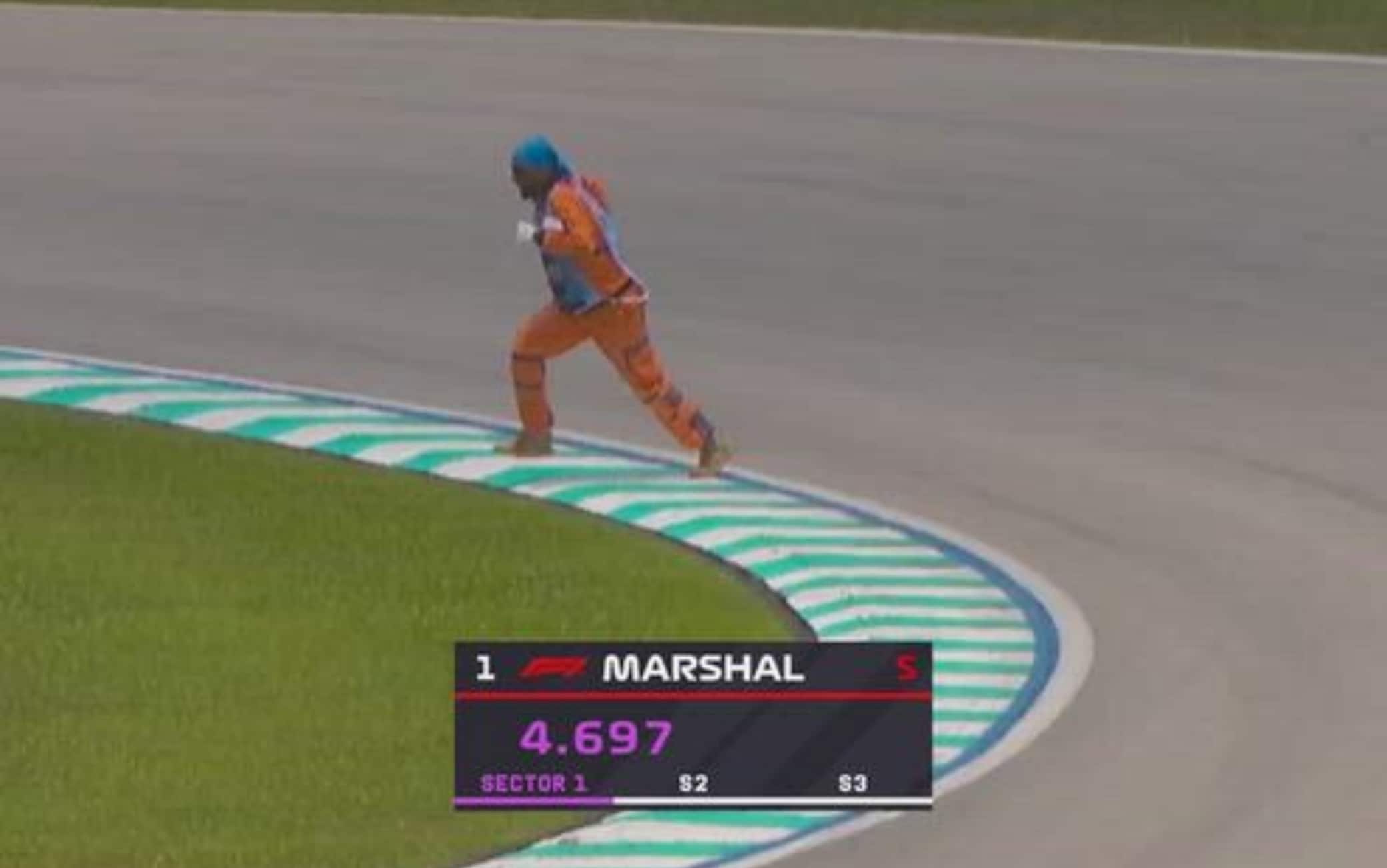 GP Bahrain (in Malesia), non solo la F1: anche i marshal vanno velocissimi. VIDEO