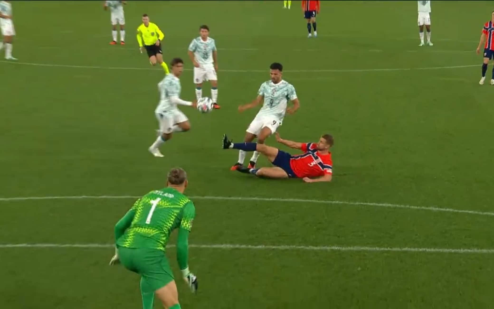 Gonçalo Ramos, gol in Norvegia-Portogallo: pallonetto dopo una papera del portiere