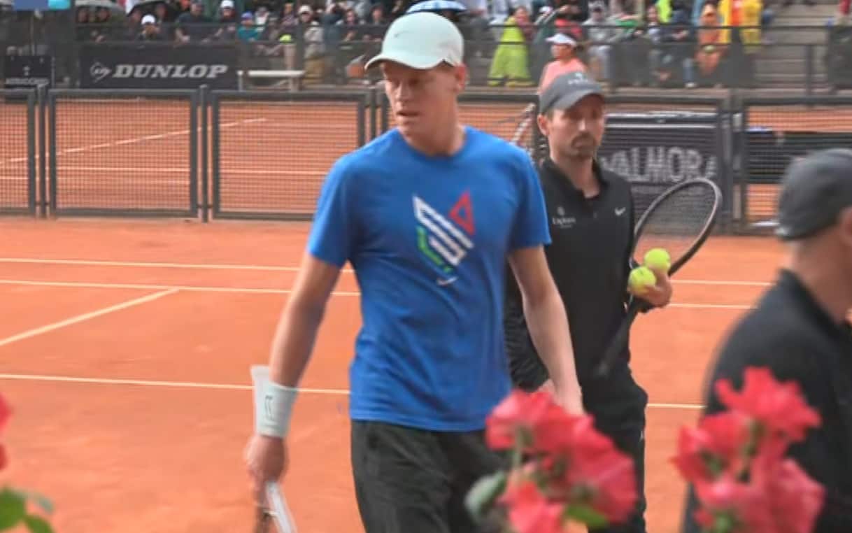 https://sport.sky.it/assets/images/dd5ca03bf0ba5ce875399ecdac8c74560cdd4bf8/skysport/it/tennis/video/2026/05/15/tennis-internazionali-roma-allenamento-sinner-pioggia-video-1098151/frame_Sinner_allenamento.jpg?im=Resize,width=1218