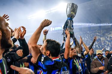 epaselect epa11097204 Players of Inter celebrate after winning the Supercoppa Italiana, the Italian Super Cup, final match between SSC Napoli and Inter Milan, in Riyadh, Saudi Arabia, 22 January 2024.  EPA/STRINGER